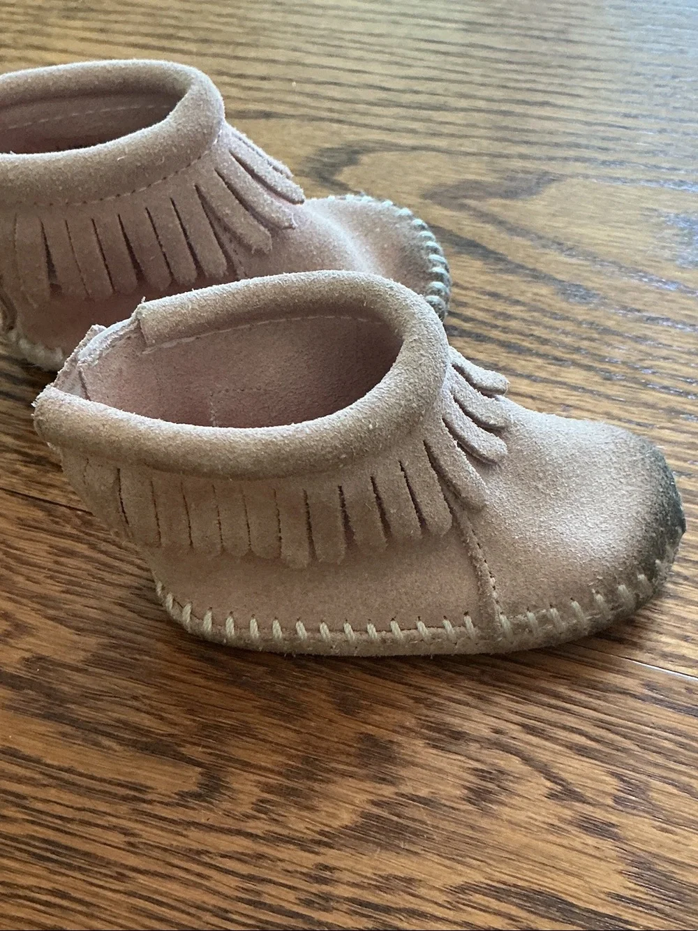 Minnetonka Infant Fringe Suede Moccasins in Light Pink Size 1